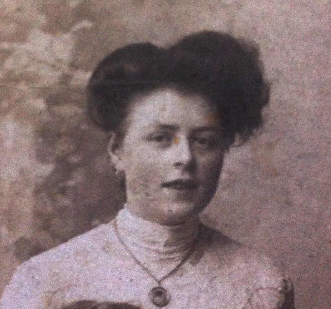 Photo of photos/Annie McLennan bn abt 1886Edn portrait